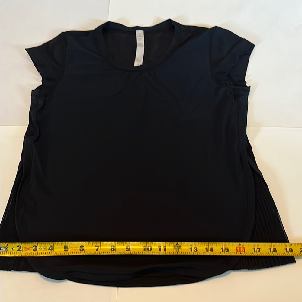 Lululemon Athletica Black Short Sleeve Top woman’s size 4 black workout shirt